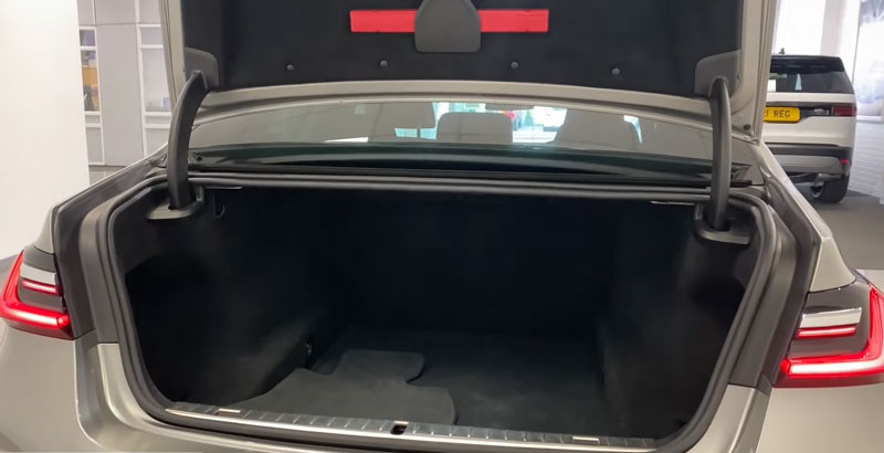 The boot space of the BMW 730d