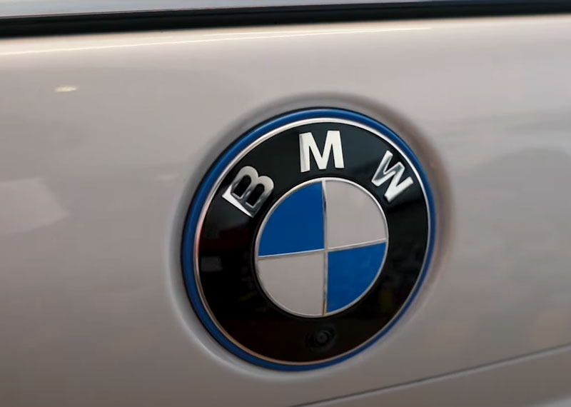 The badge of the BMW i7.