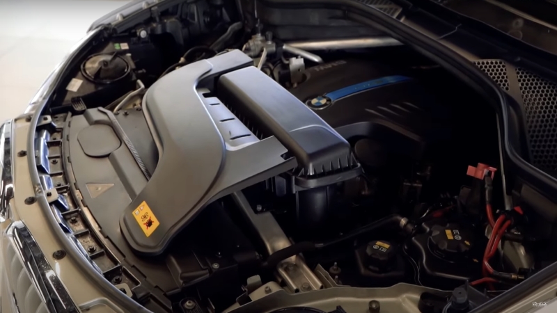 The engine compartment of the BMW X5 X-Drive 40E