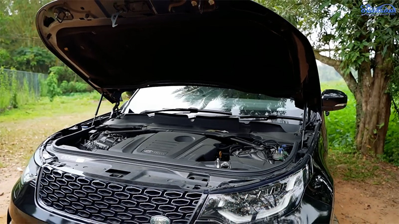 The engine bay of the Land Rover Discovery 5 2.0-liter 4-cylinder diesel vehicle