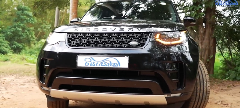 The front exterior view of the Land Rover Discovery 5