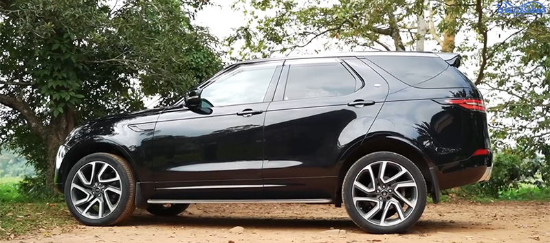 The front exterior view of the Land Rover Discovery 5