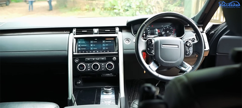 The front interior design of the Land Rover Discovery 5