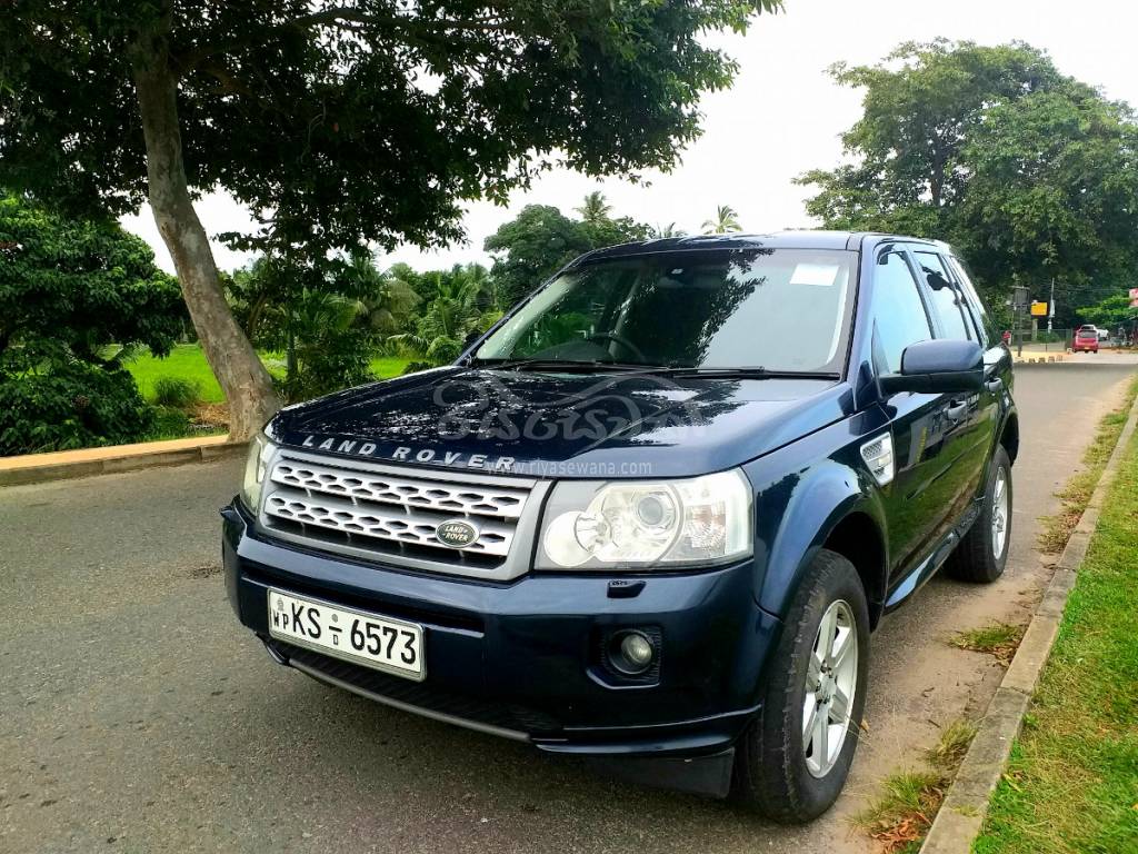 The front exterior view of the Land Rover Freelander 2011 SUV