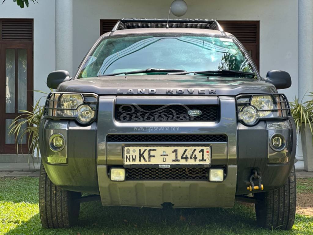 The front exterior view of the Land Rover Freelander 2011 SUV