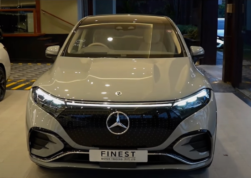 The front exterior view of the 2024 Mercedes-Benz EQS 450 SUV
