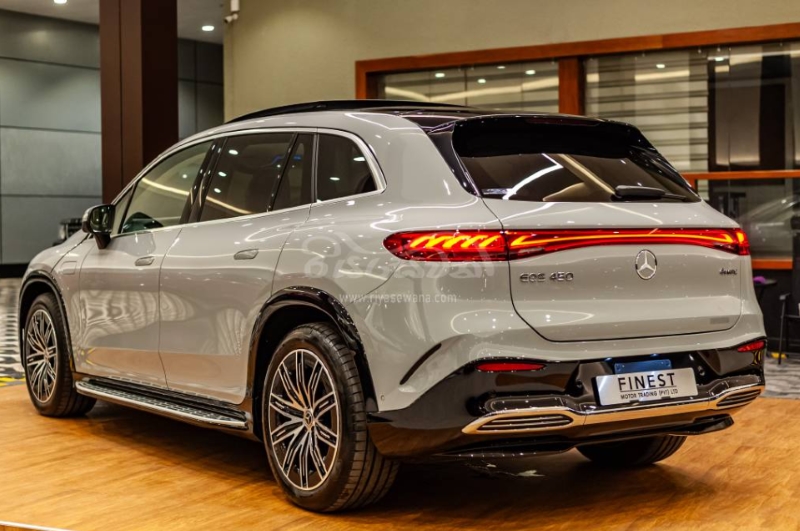 The side exterior view of the 2024 Mercedes-Benz EQS 450 SUV