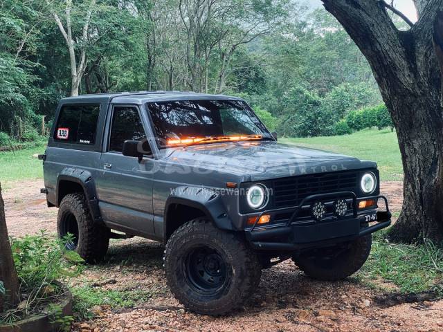 Nissan Patrol Y60 1988 SUV parked in a dirt road