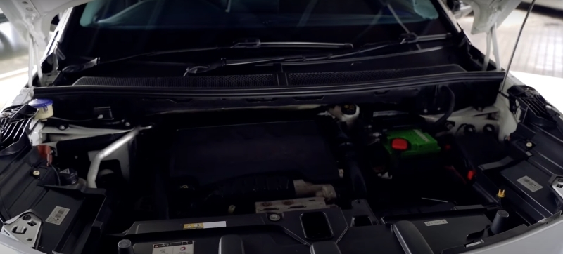 The engine compartment of the 2017 second-generation Peugeot 5008