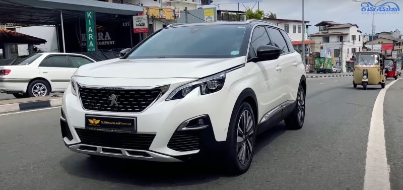 The front exterior view of the 2017 second-generation Peugeot 5008