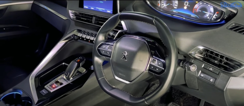 The front interior view of the 2017 second-generation Peugeot 5008