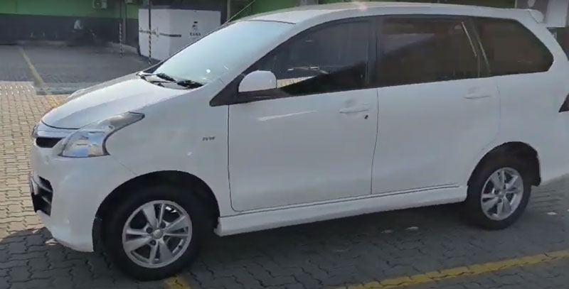 The side-exterior view of a Toyota Avanza