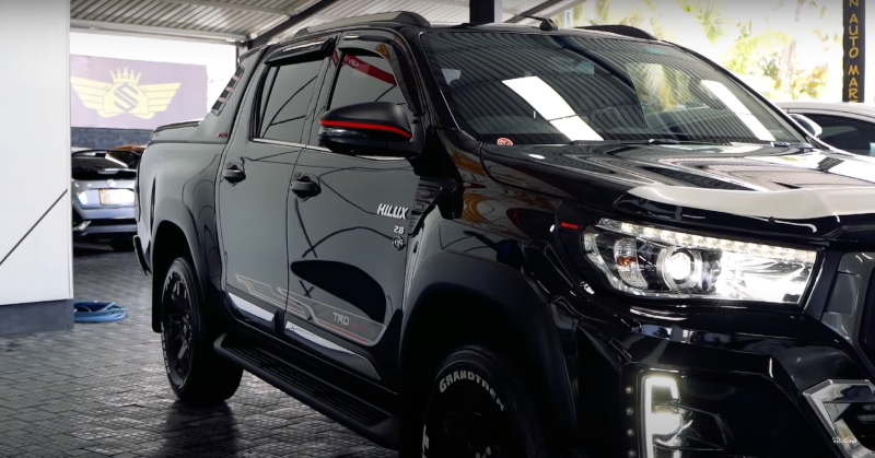 The side exterior view of the 2019 Toyota Hilux REVO double cab