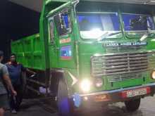 Ashok-Leyland Commet 2004 Lorry