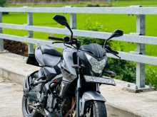 https://riyasewana.com/uploads/bajaj-ns-200-178084213371.jpg