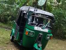 https://riyasewana.com/uploads/bajaj-three-wheel-171718204433.jpg