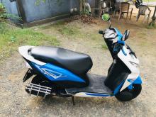 https://riyasewana.com/uploads/hero-honda-dio-137314019715.jpg
