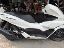 https://riyasewana.com/uploads/honda-pcx-160-2516362813812.jpg