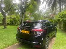 https://riyasewana.com/uploads/honda-vezel-2014-2514460312283.jpg