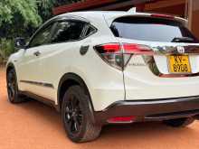 https://riyasewana.com/uploads/honda-vezel-2014-2520003122453.jpg