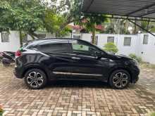 https://riyasewana.com/uploads/honda-vezel-z-2616433222463.jpg