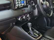 https://riyasewana.com/uploads/honda-vezel-z-6712484293.jpg