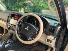 https://riyasewana.com/uploads/mitsubishi-montero-2013-2017280412863.jpg