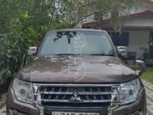 Mitsubishi Montero Center Spare Wheel 2014 SUV
