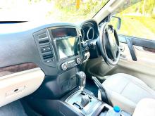 https://riyasewana.com/uploads/mitsubishi-montero-center-1710461924151.jpg