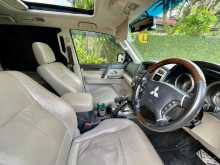 https://riyasewana.com/uploads/mitsubishi-montero-gls-2015-313555112193.jpg