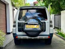 https://riyasewana.com/uploads/mitsubishi-montero-glx-2013-910433412084.jpg