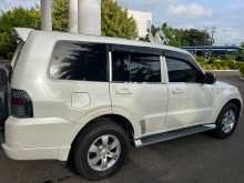 https://riyasewana.com/uploads/mitsubishi-montero-v93-2013-2910423812982.jpg