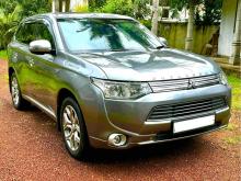 Mitsubishi Outlander PHEV 2013 SUV