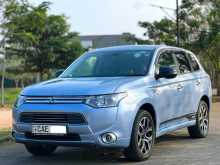 Mitsubishi Outlander PHEV 2013 SUV