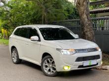 Mitsubishi Outlander PHEV 2013 SUV