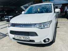 Mitsubishi Outlander PHEV 2013 SUV