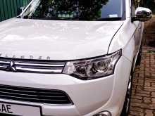 Mitsubishi Outlander PHEV 2013 SUV