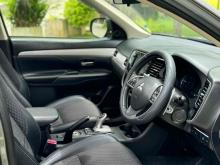 https://riyasewana.com/uploads/mitsubishi-outlander-phev-219165324932.jpg