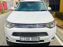 Mitsubishi Outlander PHEV 2013 SUV