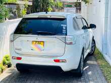 Mitsubishi OUTLANDER PHEV 2014 SUV