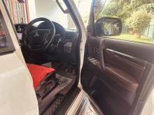 https://riyasewana.com/uploads/mitsubishi-pajero-2317575324501.jpg