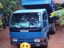 Nissan Tipper 2003 Lorry