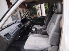 https://riyasewana.com/uploads/nissan-venett-vx-271530536554.jpg