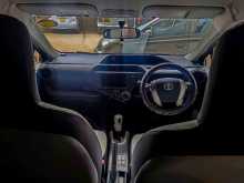 https://riyasewana.com/uploads/toyota-aqua-8180104573.jpg
