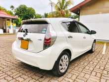 https://riyasewana.com/uploads/toyota-aqua-s-2014-1220184212413.jpg