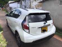 https://riyasewana.com/uploads/toyota-aqua-x-2015-219151312682.jpg