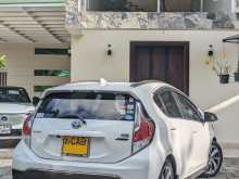 https://riyasewana.com/uploads/toyota-aqua-x-2015-58455412973.jpg