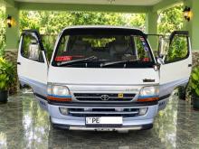 Toyota Dolphin 2000 Van