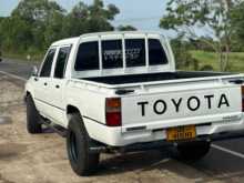https://riyasewana.com/uploads/toyota-hilux-1987-189040812592.jpg