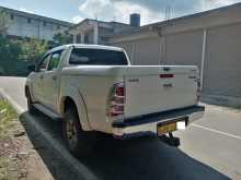 https://riyasewana.com/uploads/toyota-hilux-vigo-3101910463.jpg